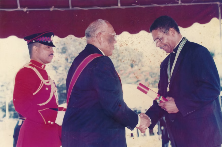 e80d52 57238f1fa15d45e996ae7fe1ce1f7a06mv2